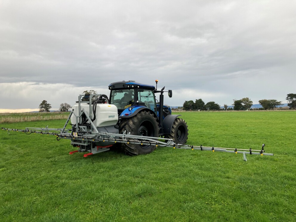 1300L Pro Linkage linkage mounted sprayer with 15m hydraulic fold boom Extended